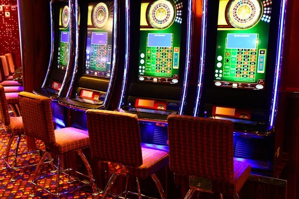 Close-up view of The Great Icescape roulette wheel on lapakcuan with professional dealer and clear camera angle